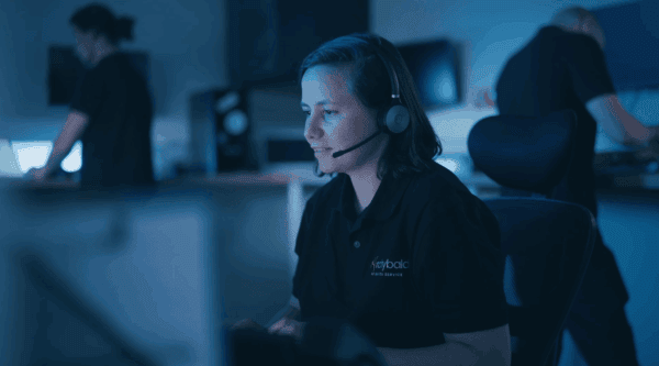 Technicienne en support informatique utilisant un casque pour assister les clients dans une solution VoIP en entreprise.